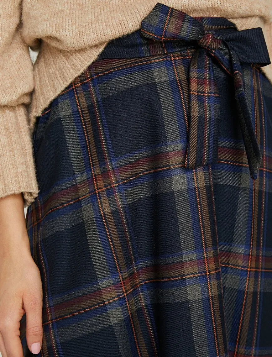 12196 Black Check Midi Skirt