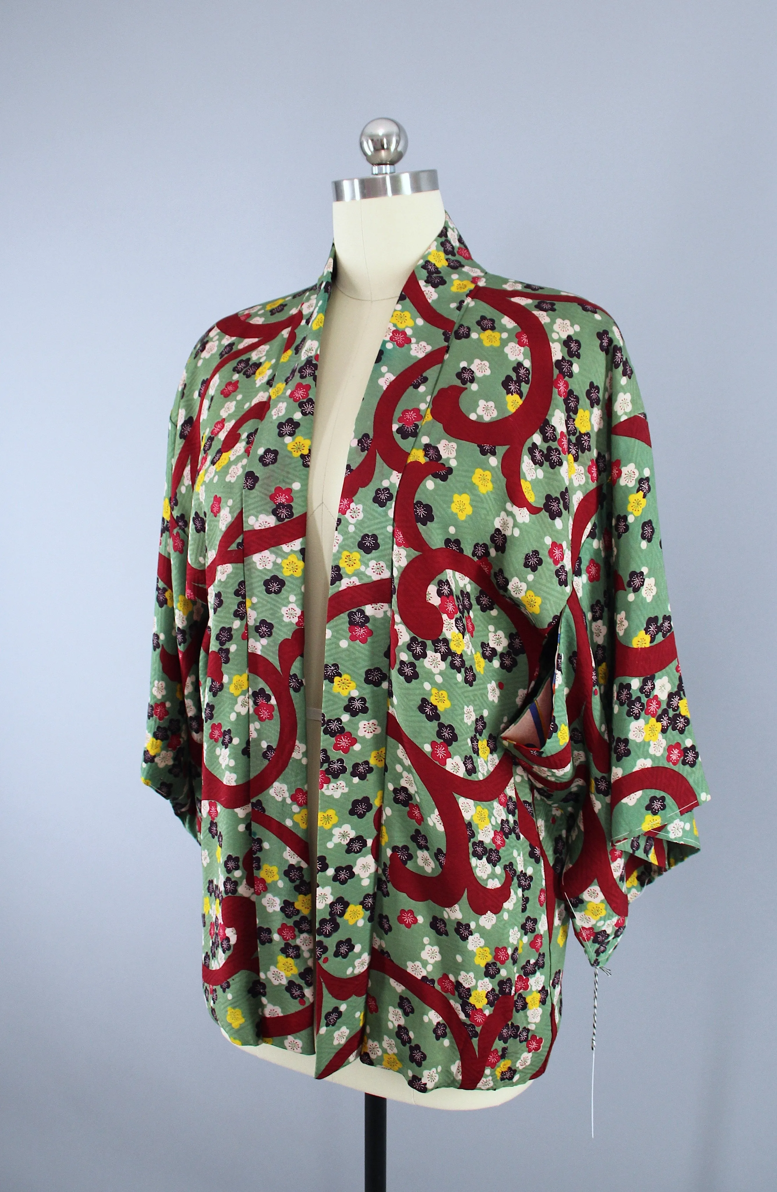 1940s Vintage Silk Haori Kimono Jacket Cardigan in Green & Red Floral Print