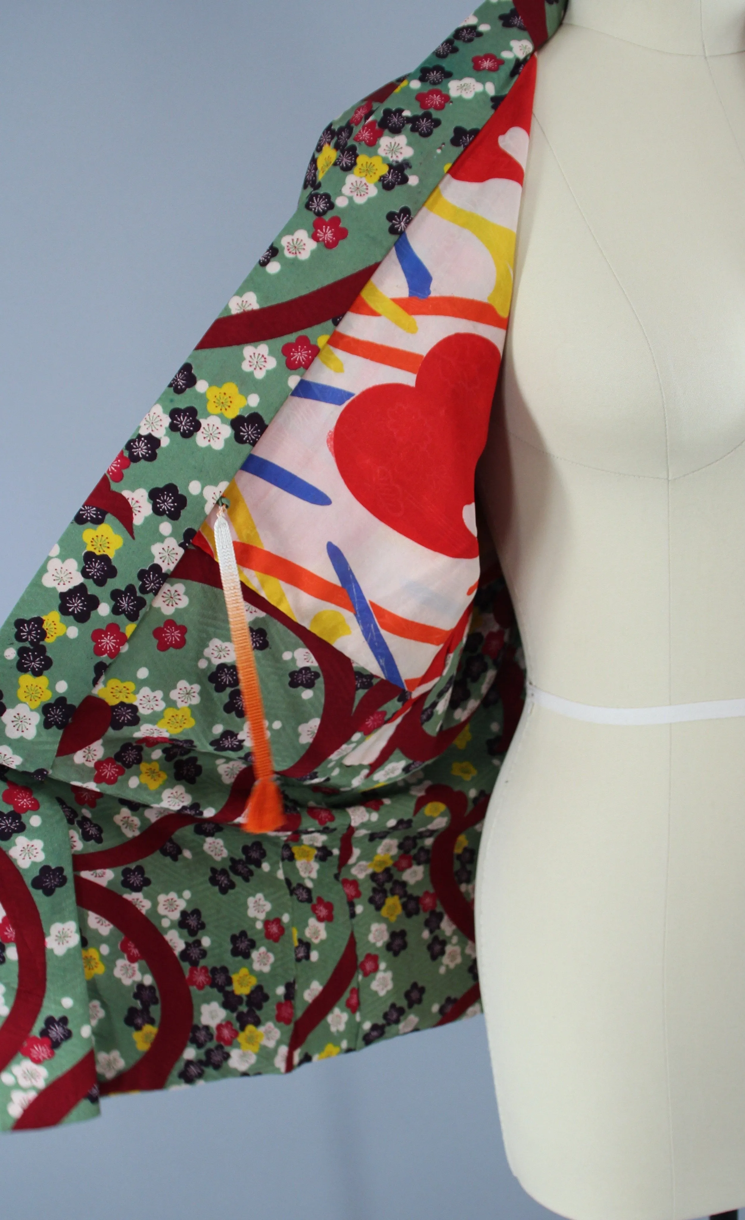 1940s Vintage Silk Haori Kimono Jacket Cardigan in Green & Red Floral Print