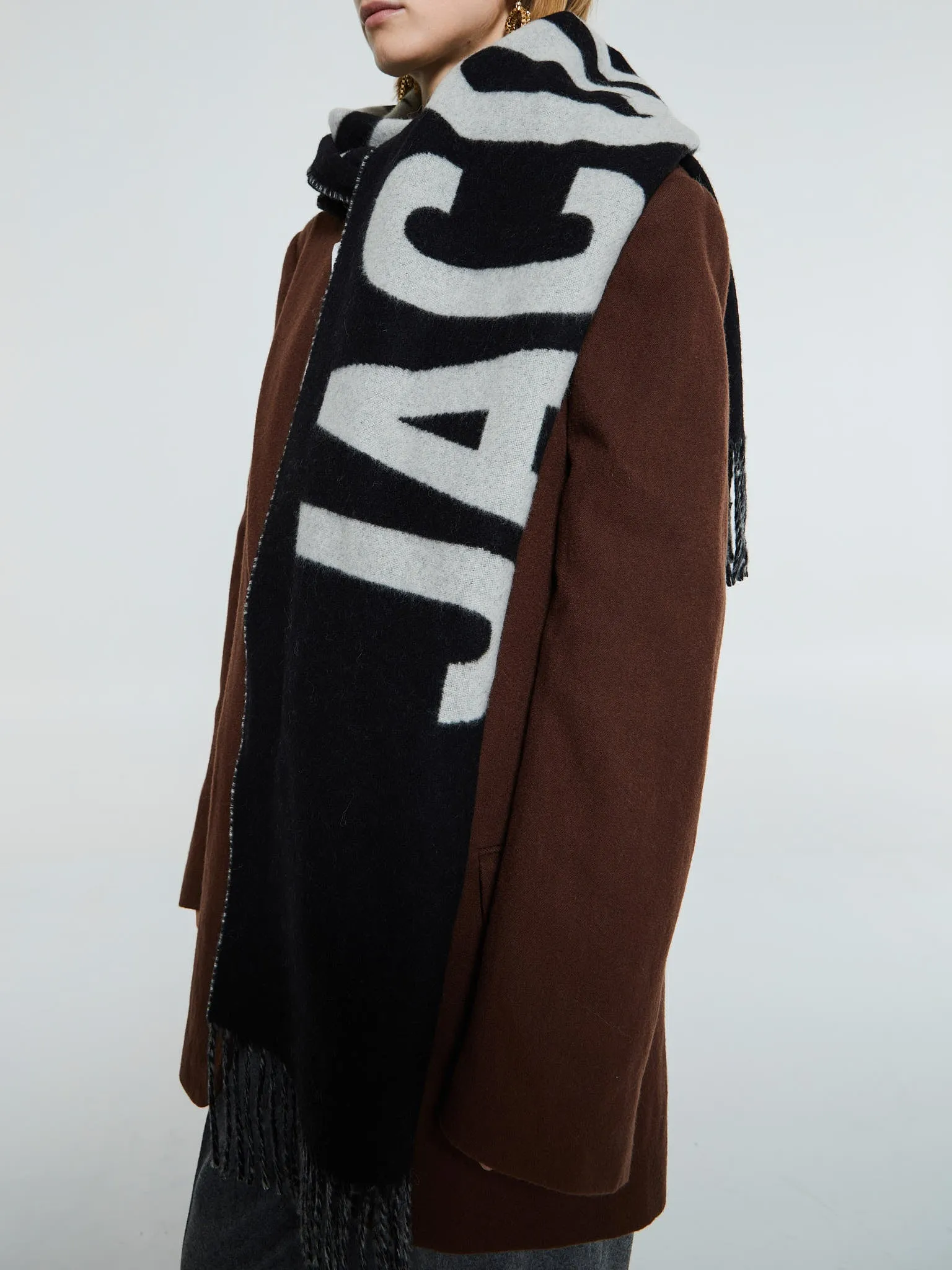 L'Echarpe Jacquemus Scarf in Black